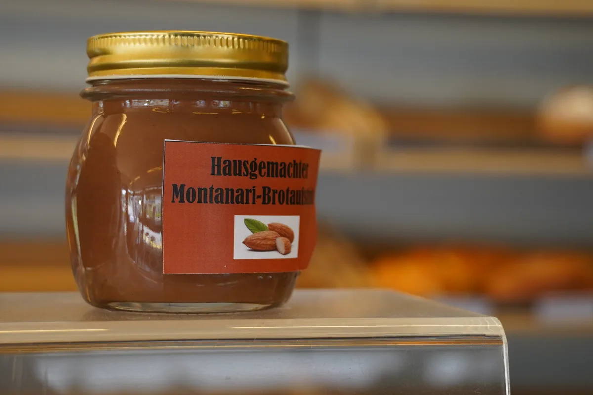 Ein Glas mit hausgemachtem Brotaufstrich der Bäckerei-Konditorei Montanari. Er konzentriert sich auf Catering, Lieferservice und B2B.